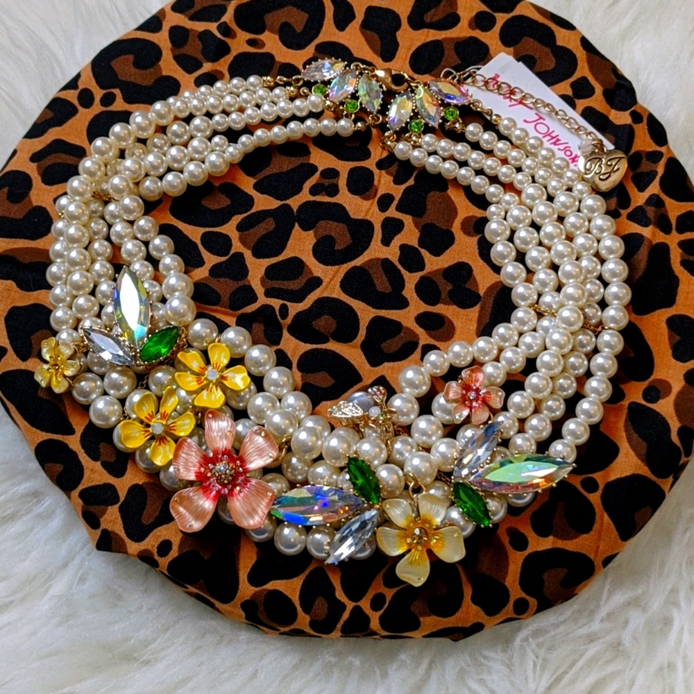 NWT Betsey Johnson Pearl Floral Statement Necklace
